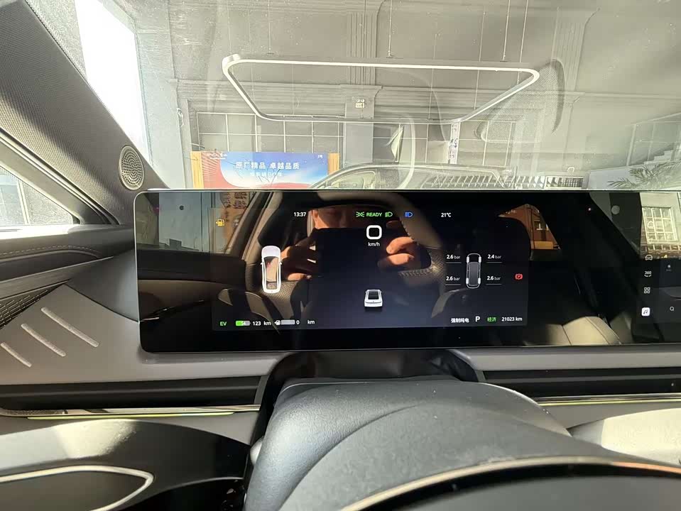 VOYAH Lantu chasing light