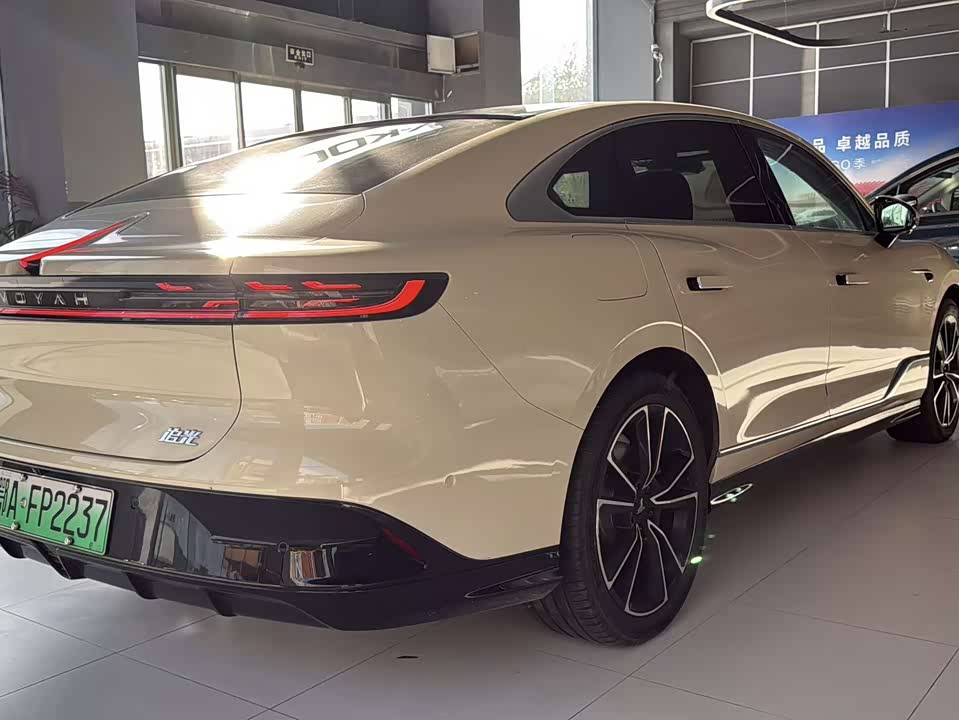 VOYAH Lantu chasing light