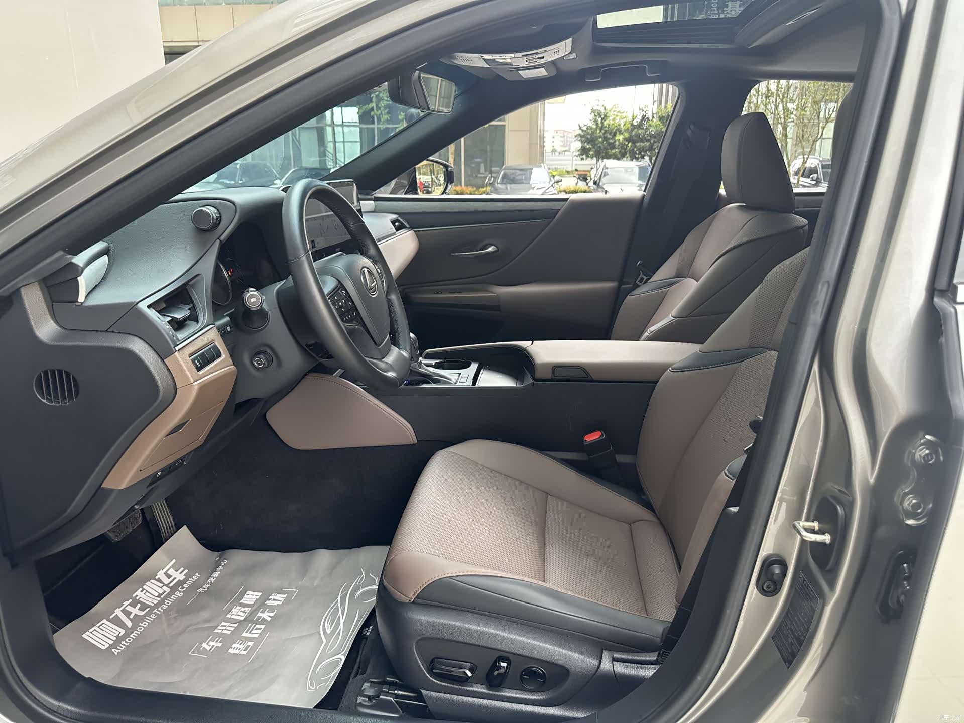 Lexus ES, 2025 11