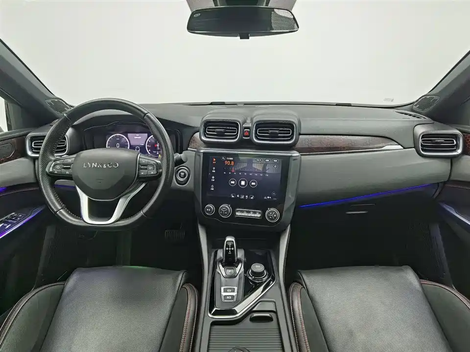 Lynk & Co 03