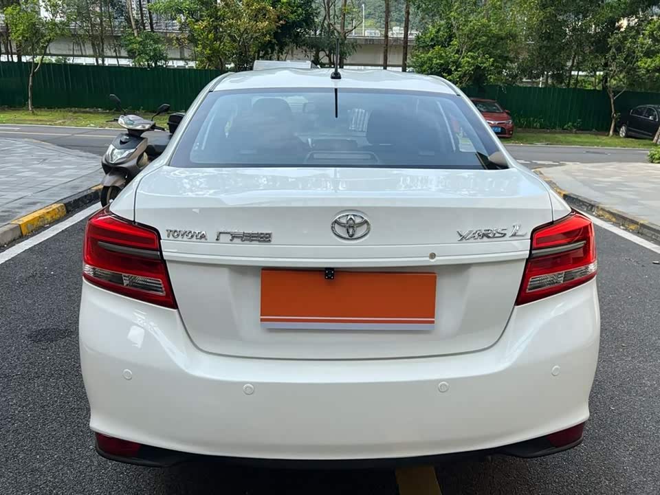 Toyota YARiS L to enjoy