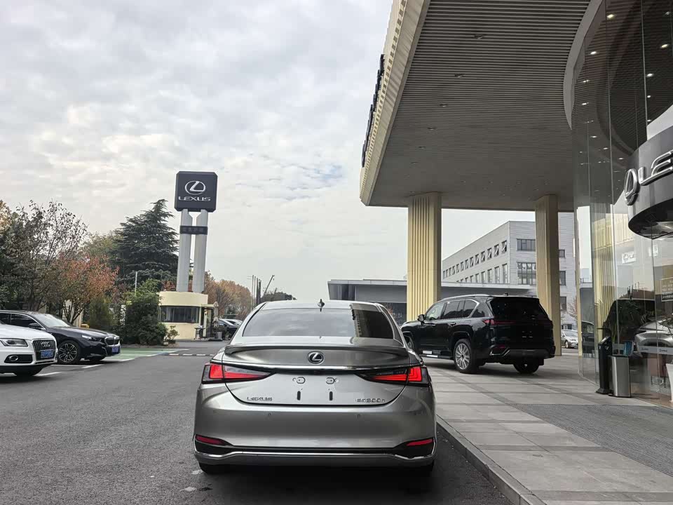 Lexus ES