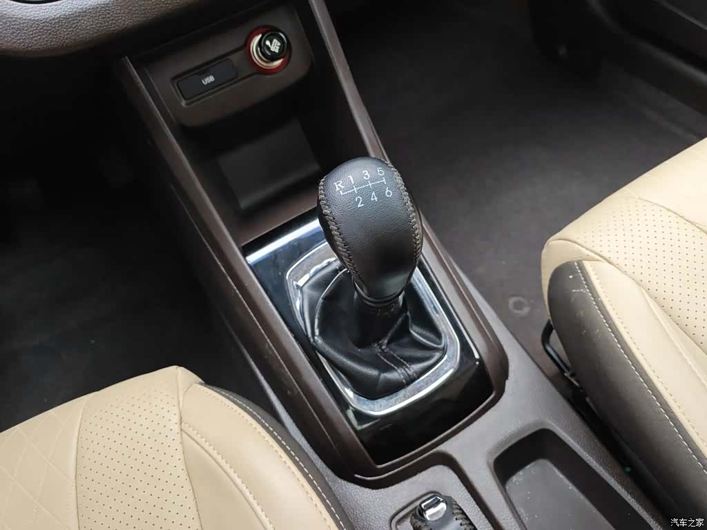 Wuling 310W, 2019 13