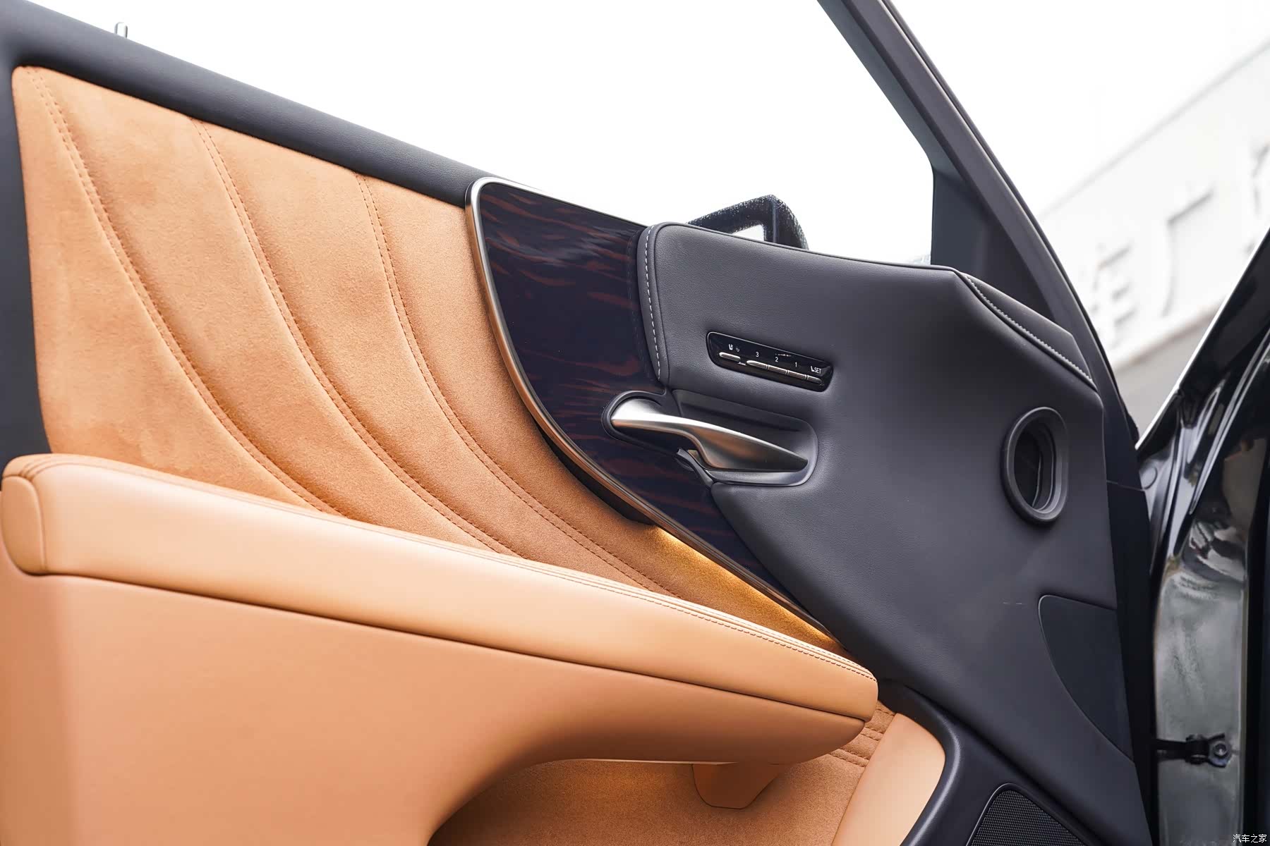 Lexus LS, 2022 21