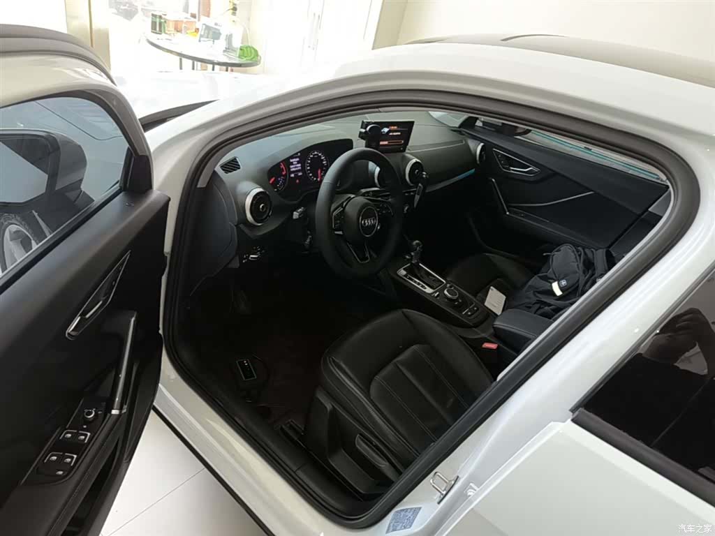 Audi Q2L, 2023 16