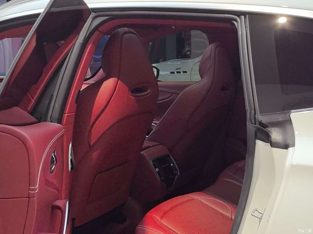 Aston Martin DBX, 2025 9