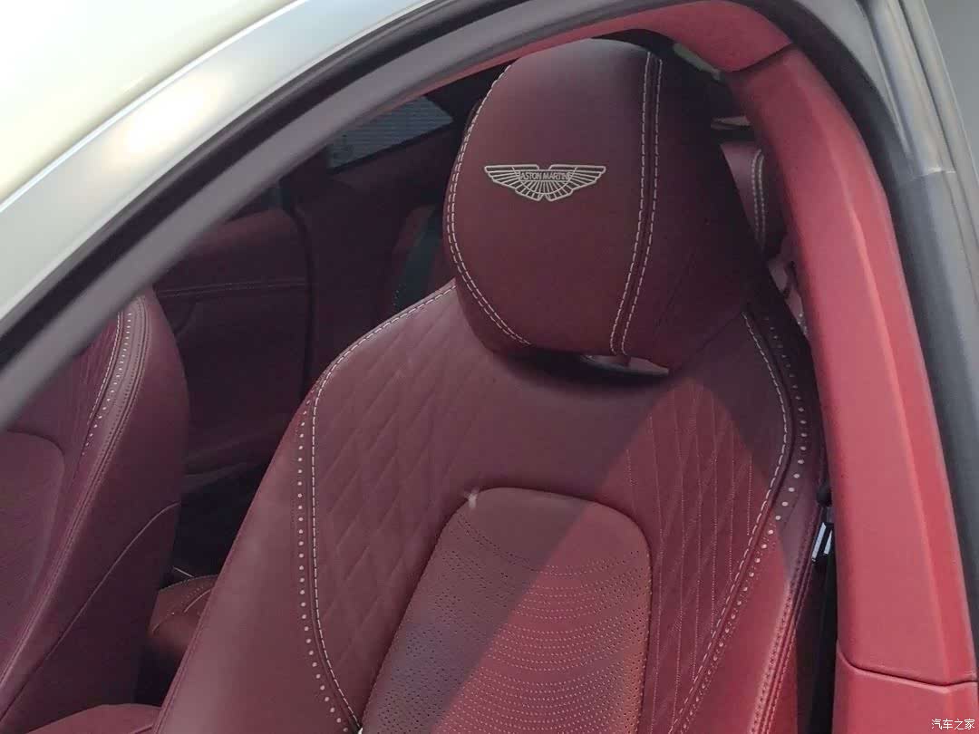 Aston Martin DBX, 2025 8