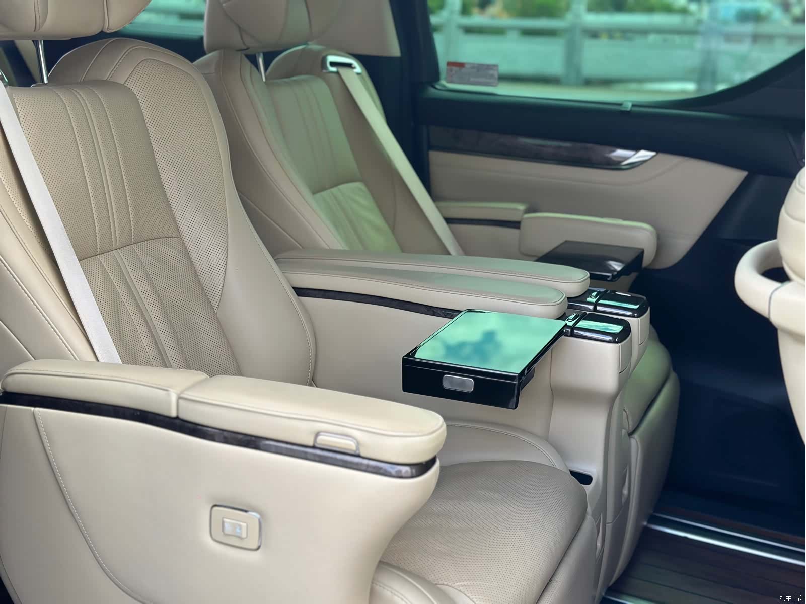 Toyota Alphard, 2022 3
