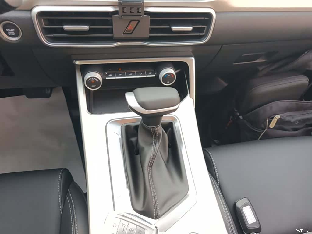 Geely Coolray, 2025 11