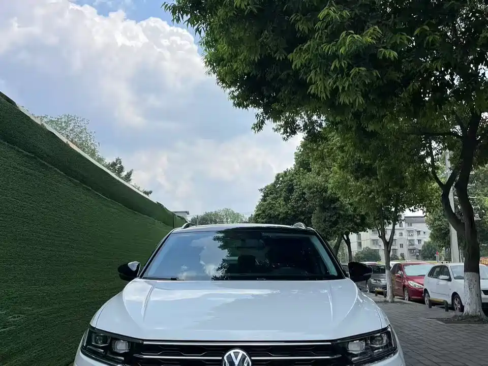 Volkswagen T-ROC exploring Songs