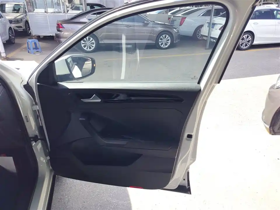 Volkswagen T-ROC exploring Songs