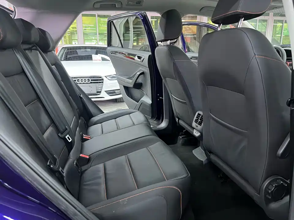 Volkswagen T-ROC exploring Songs