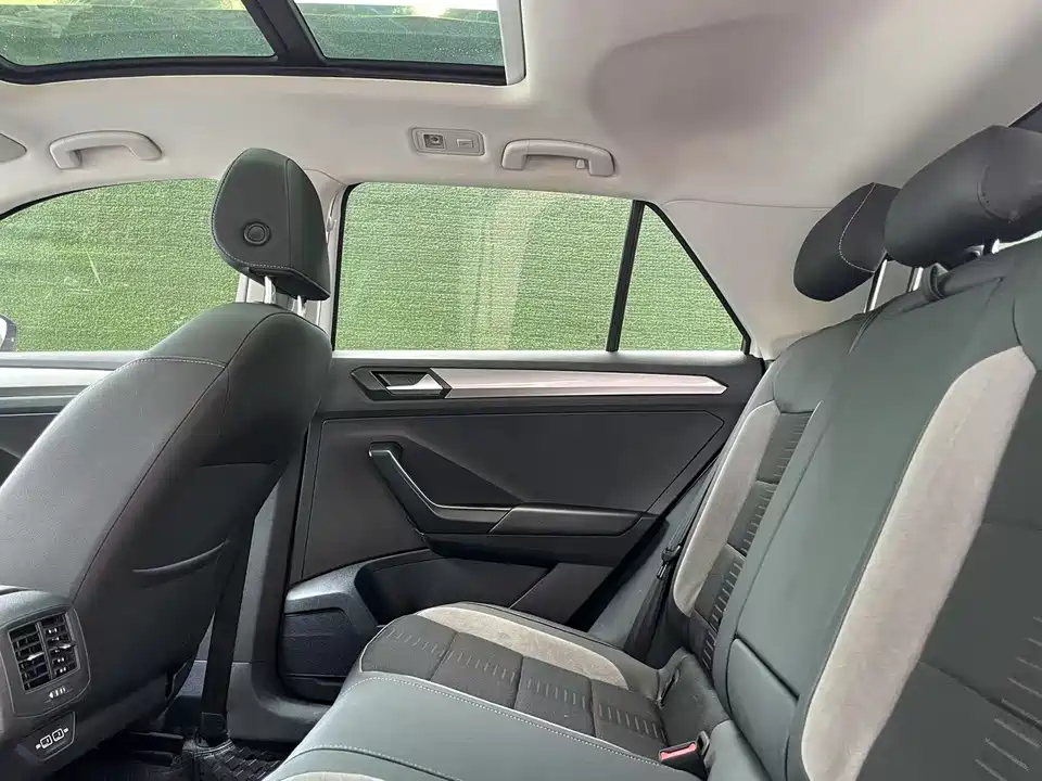 Volkswagen T-ROC exploring Songs