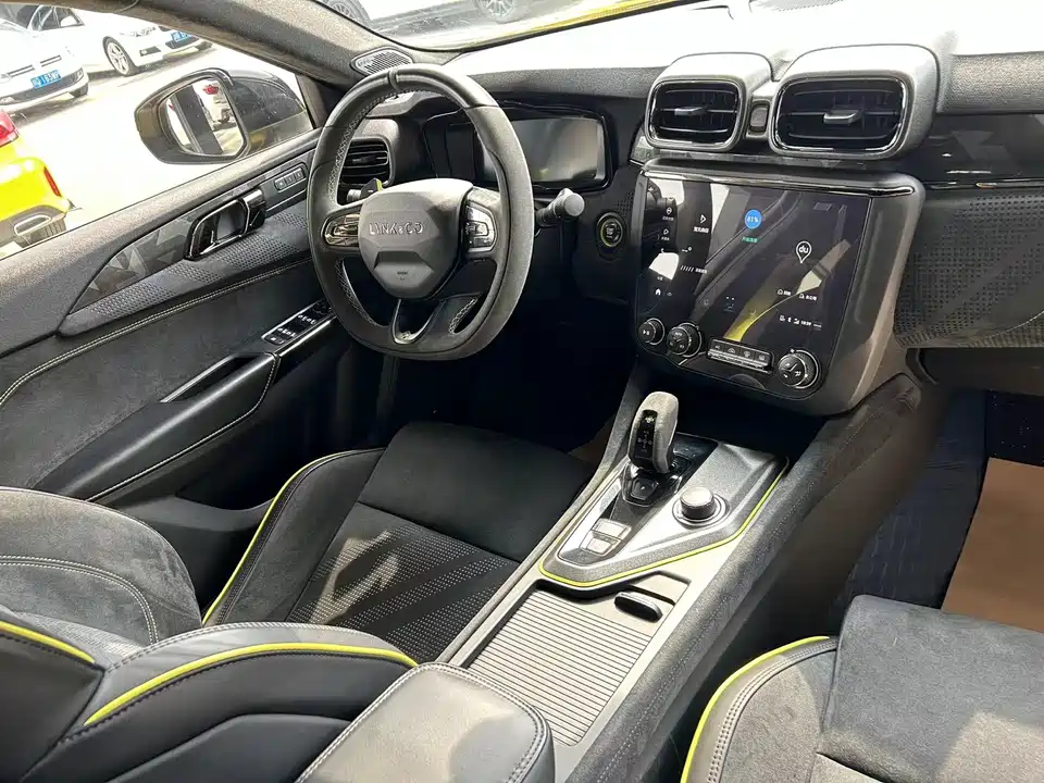 Lynk & Co 03
