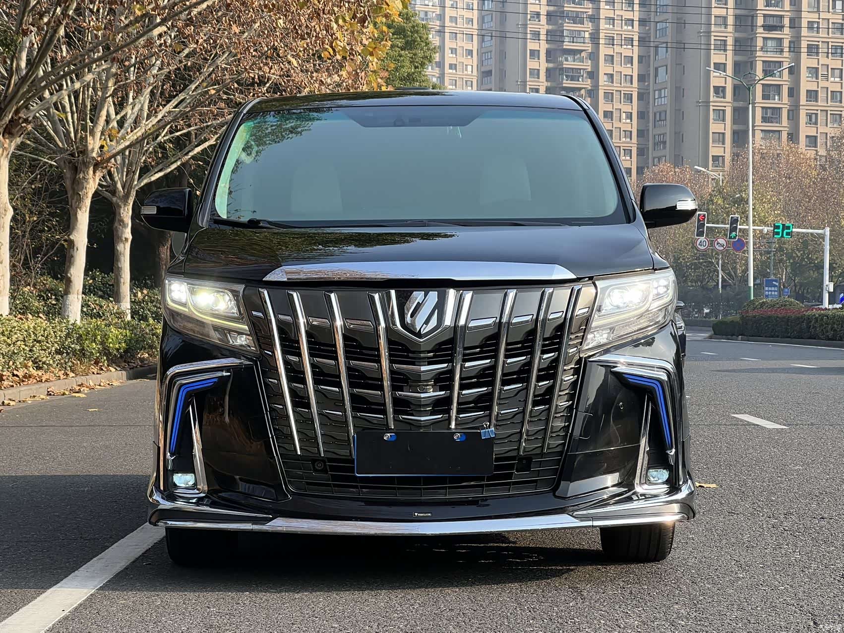 Toyota Alphard, 2012 3