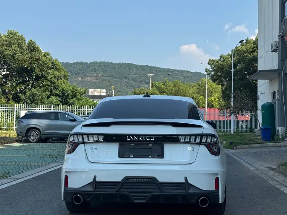 Lynk & Co 03