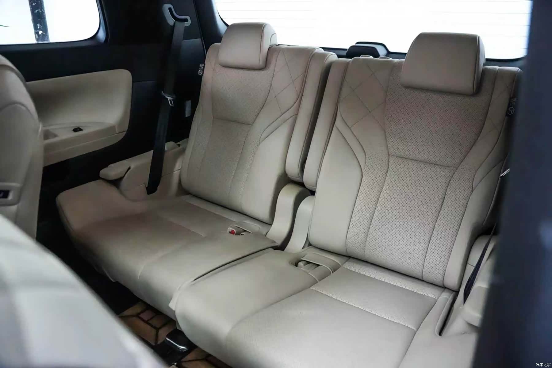 Toyota Alphard, 2024 все фото