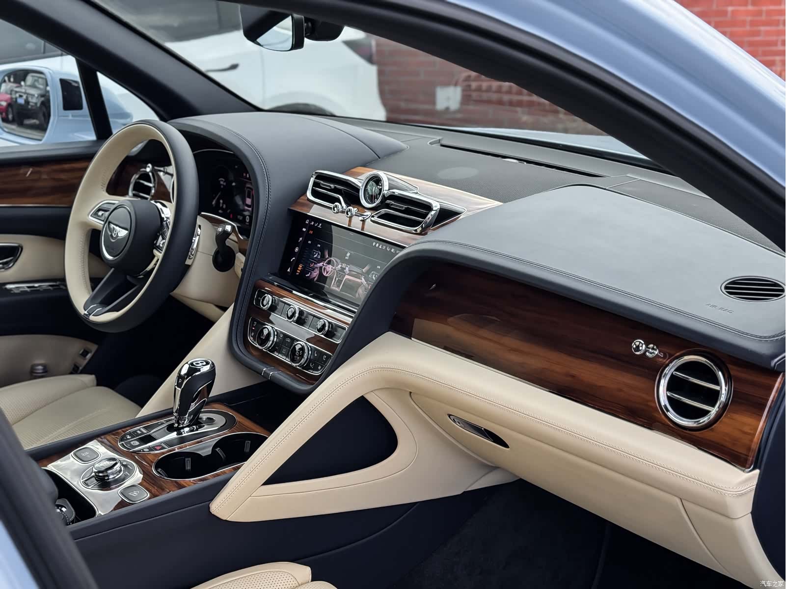 Bentley Bentayga, 2021 11