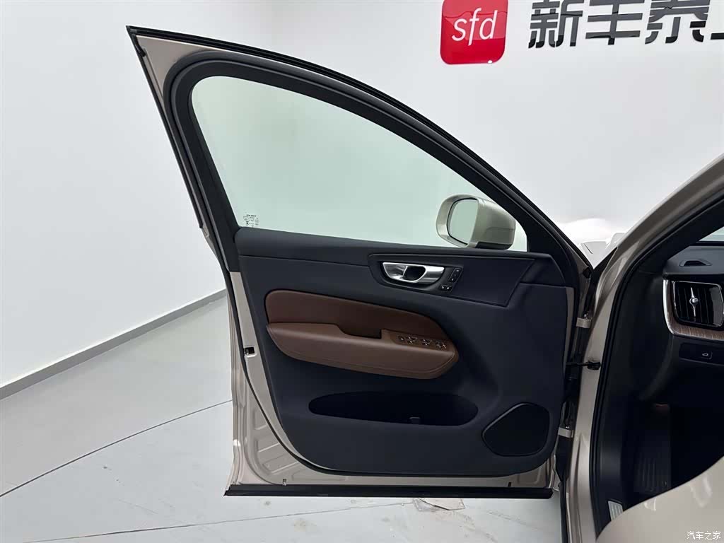 Volvo XC60, 2025 8