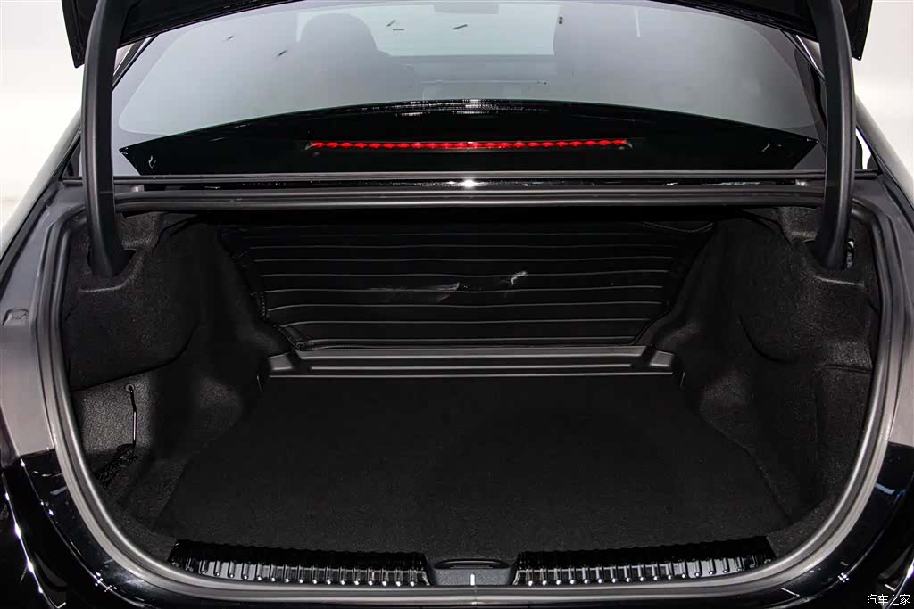 Mercedes-Benz E-Class, 2025 14