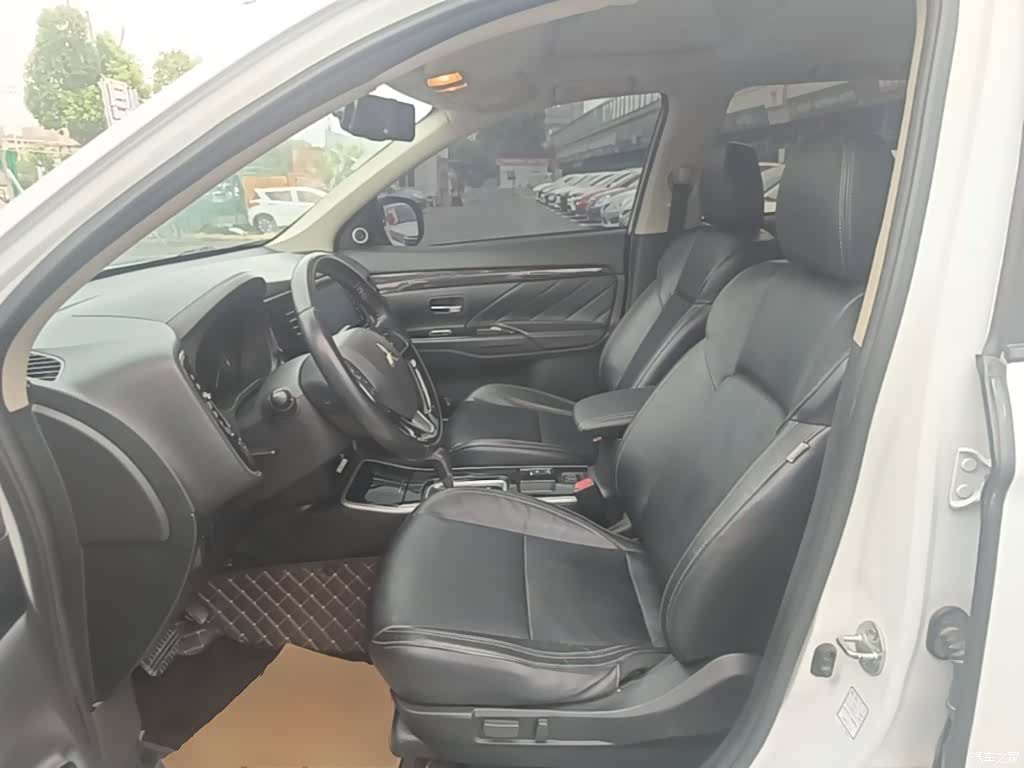 Mitsubishi Outlander, 2019 15