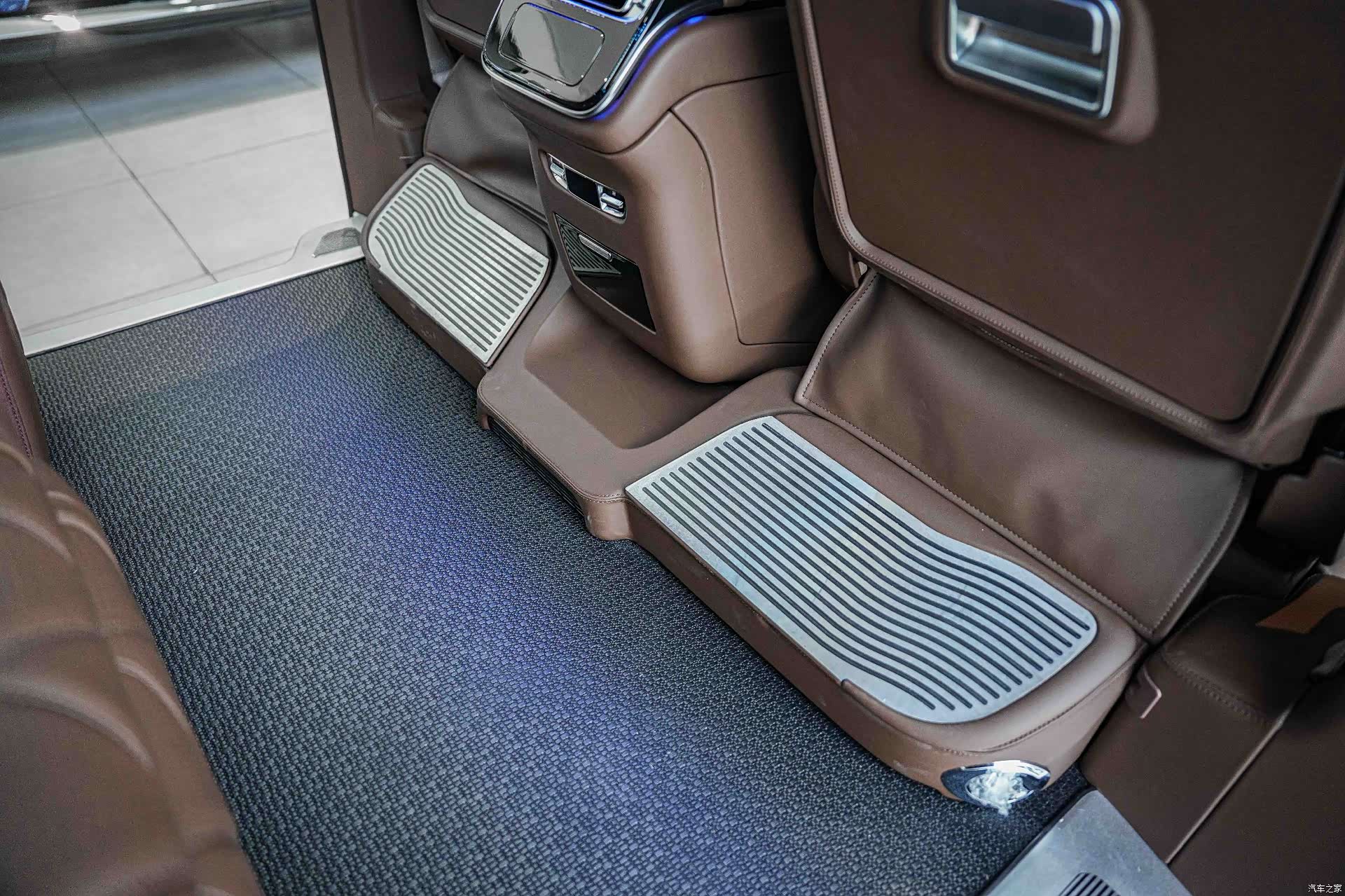Mercedes-Benz V-Class, 2026 10