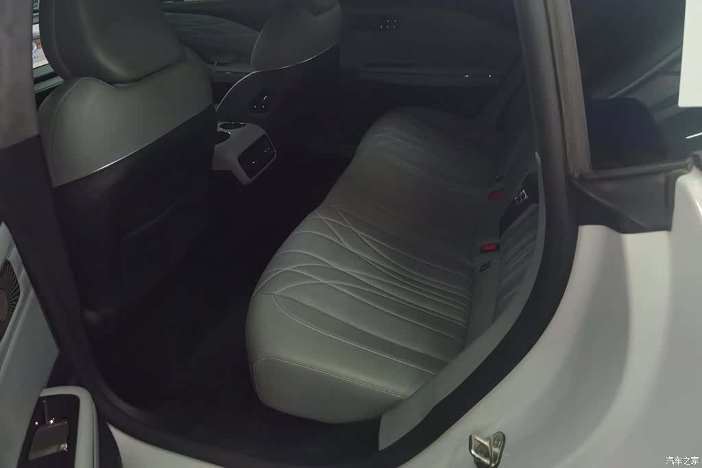 Geely E8, 2025 11