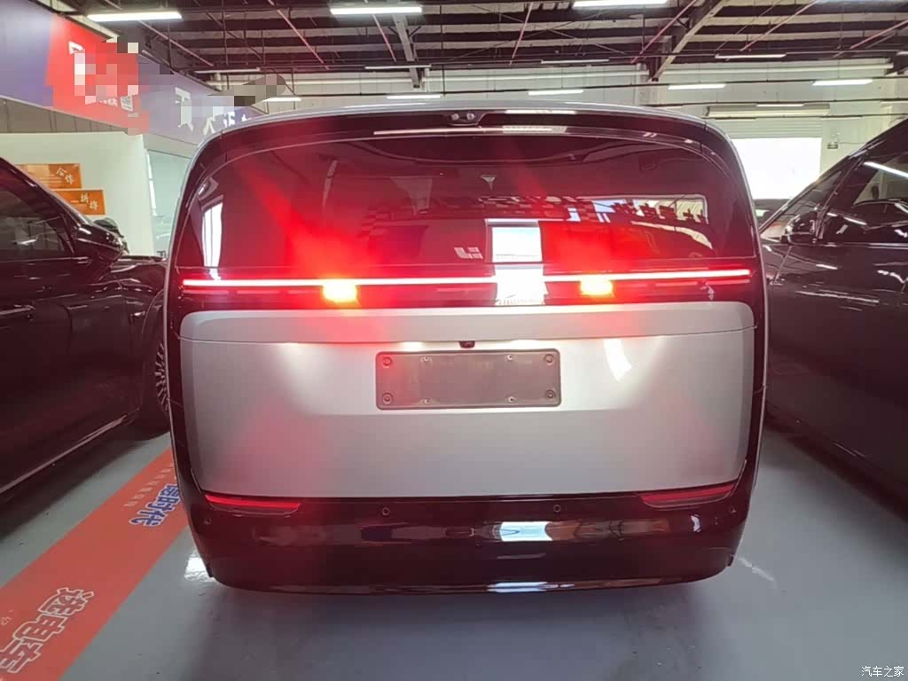 Li Auto MEGA, 2024 6