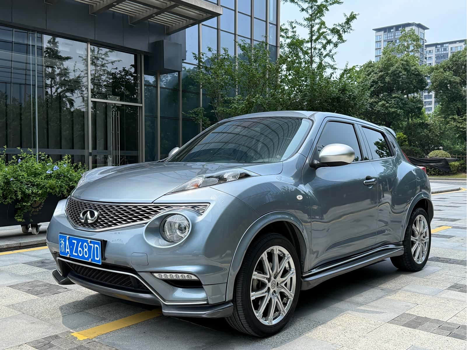 Infiniti ESQ