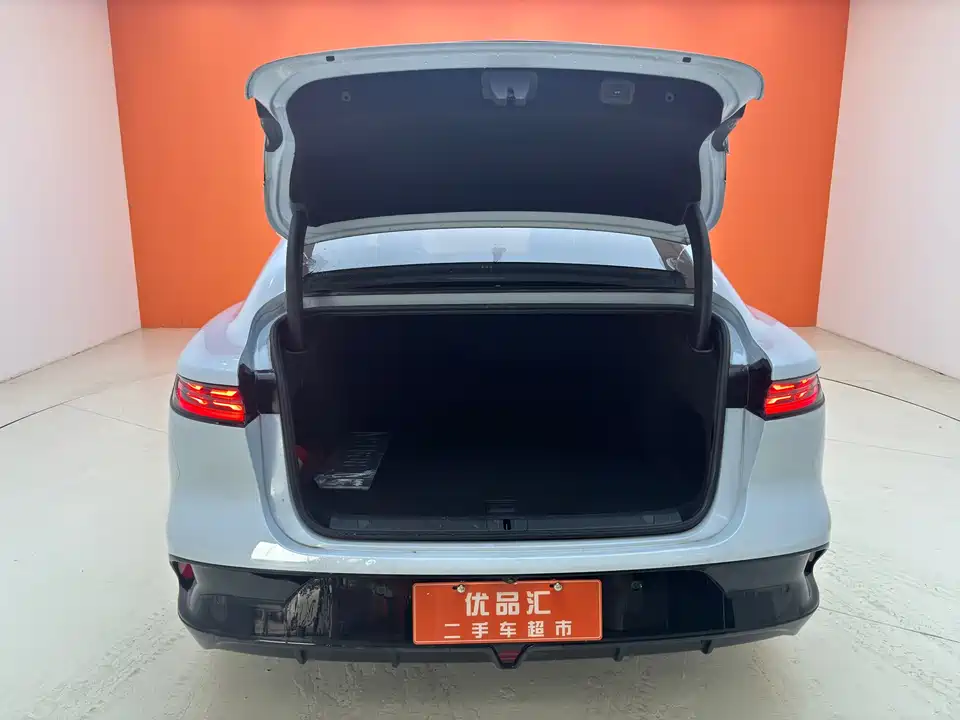 VOYAH Lantu chasing light