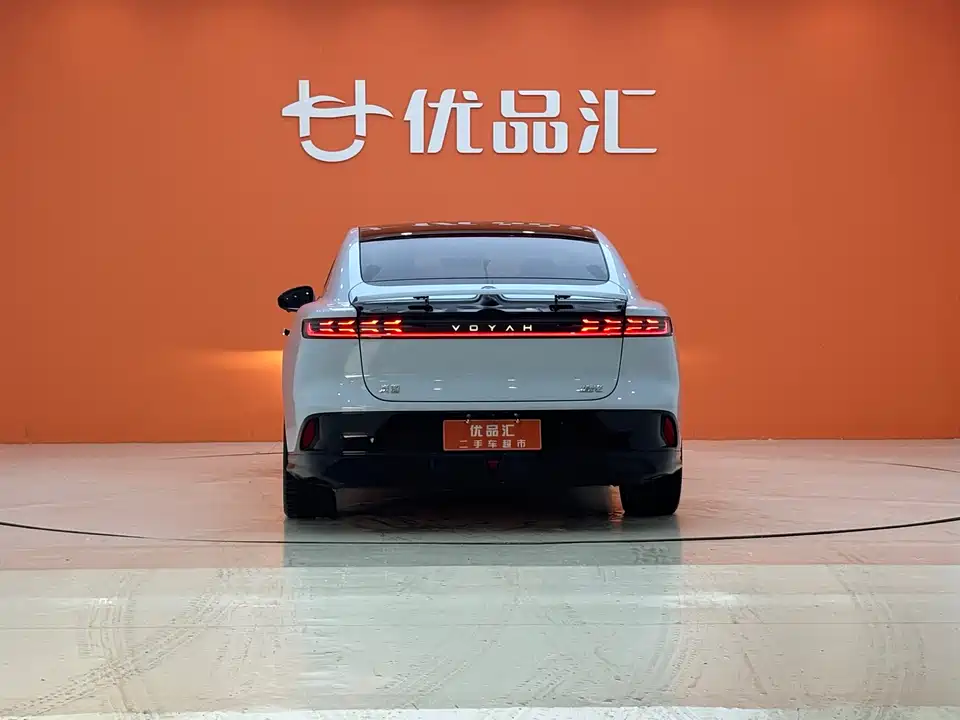 VOYAH Lantu chasing light