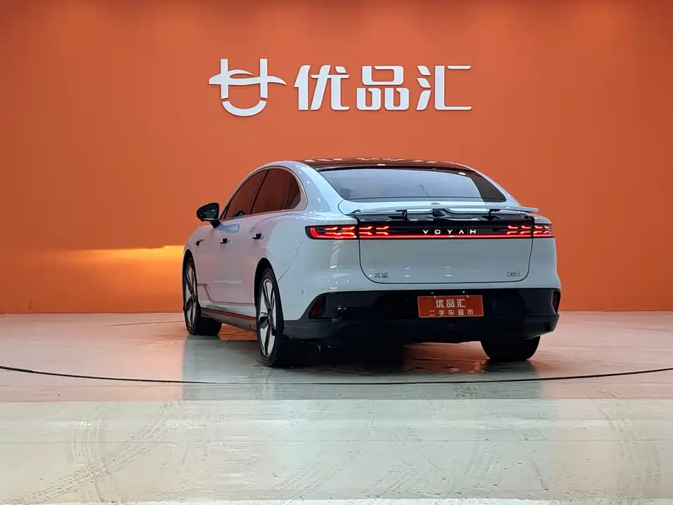 VOYAH Lantu chasing light