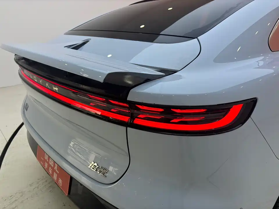 VOYAH Lantu chasing light