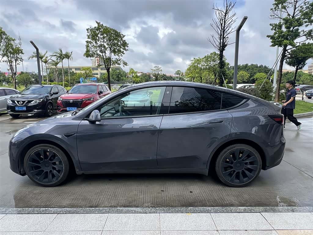Tesla Model Y, 2021 3