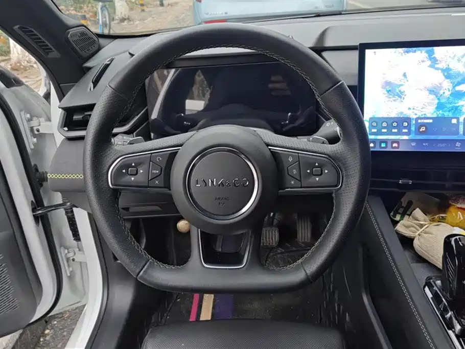 Lynk & Co 03