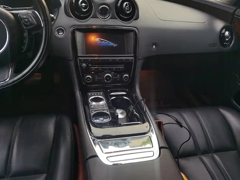 Jaguar XJ
