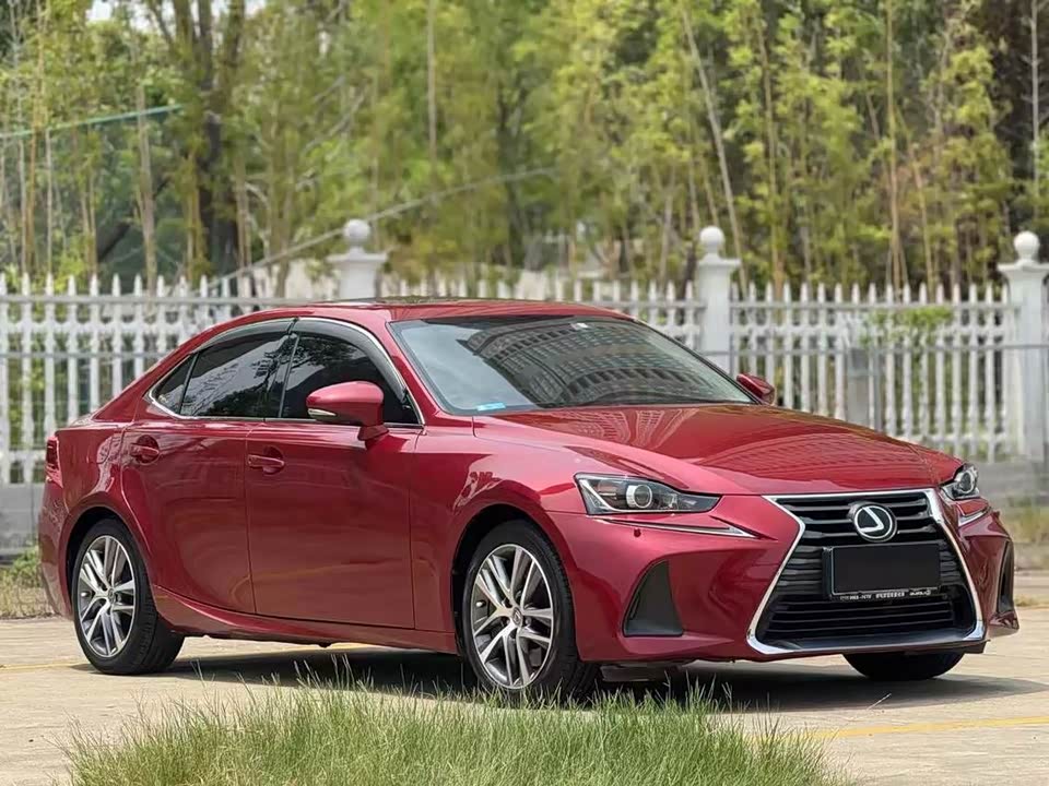 Lexus IS