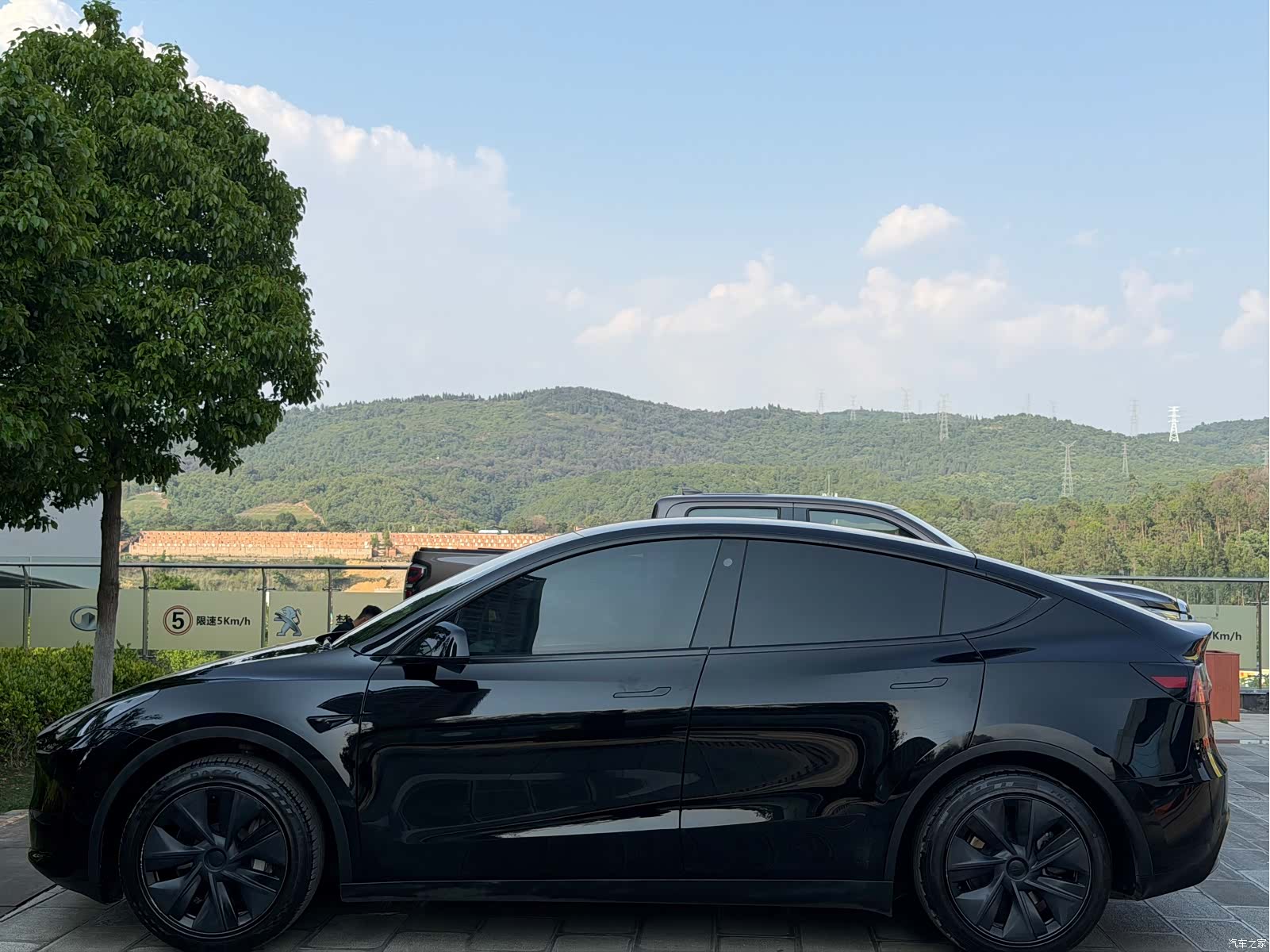 Tesla Model Y, 2023 4
