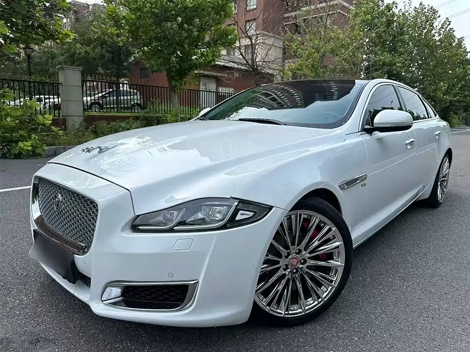 Jaguar XJ