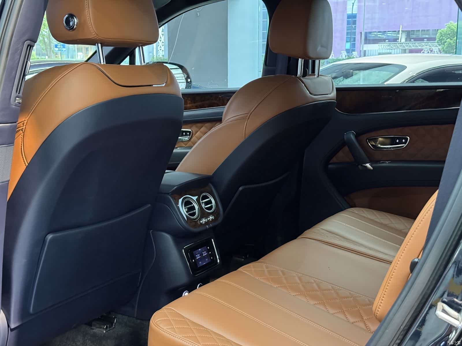 Bentley Bentayga, 2017 14