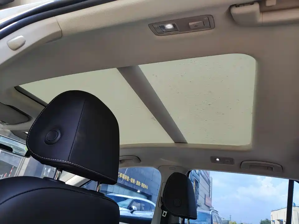 Volkswagen T-ROC exploring Songs