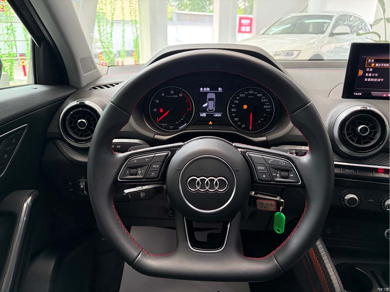 Audi Q2L, 2025 7