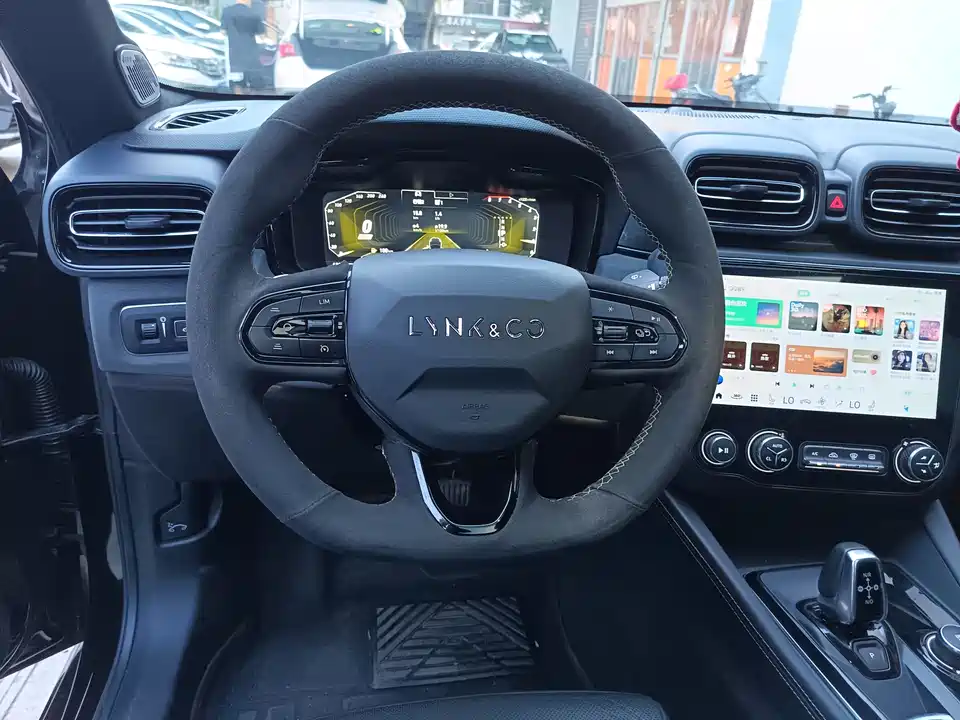 Lynk & Co 03