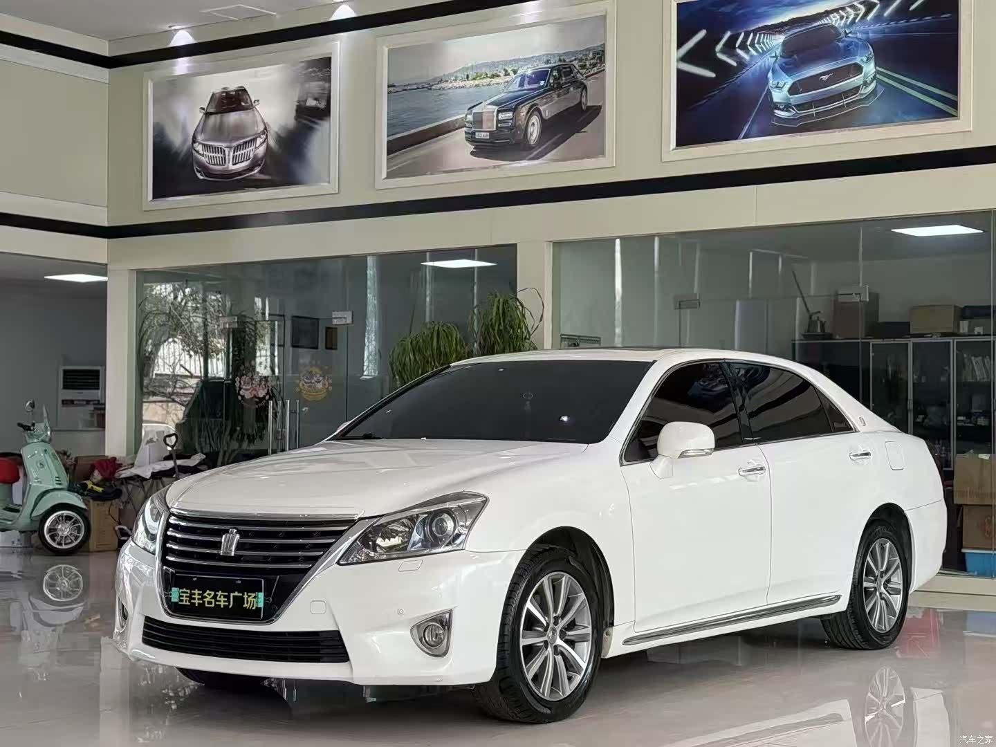 Toyota Crown, 2012 1