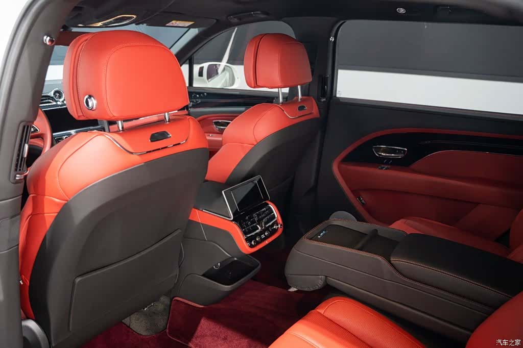Bentley Bentayga, 2023 13