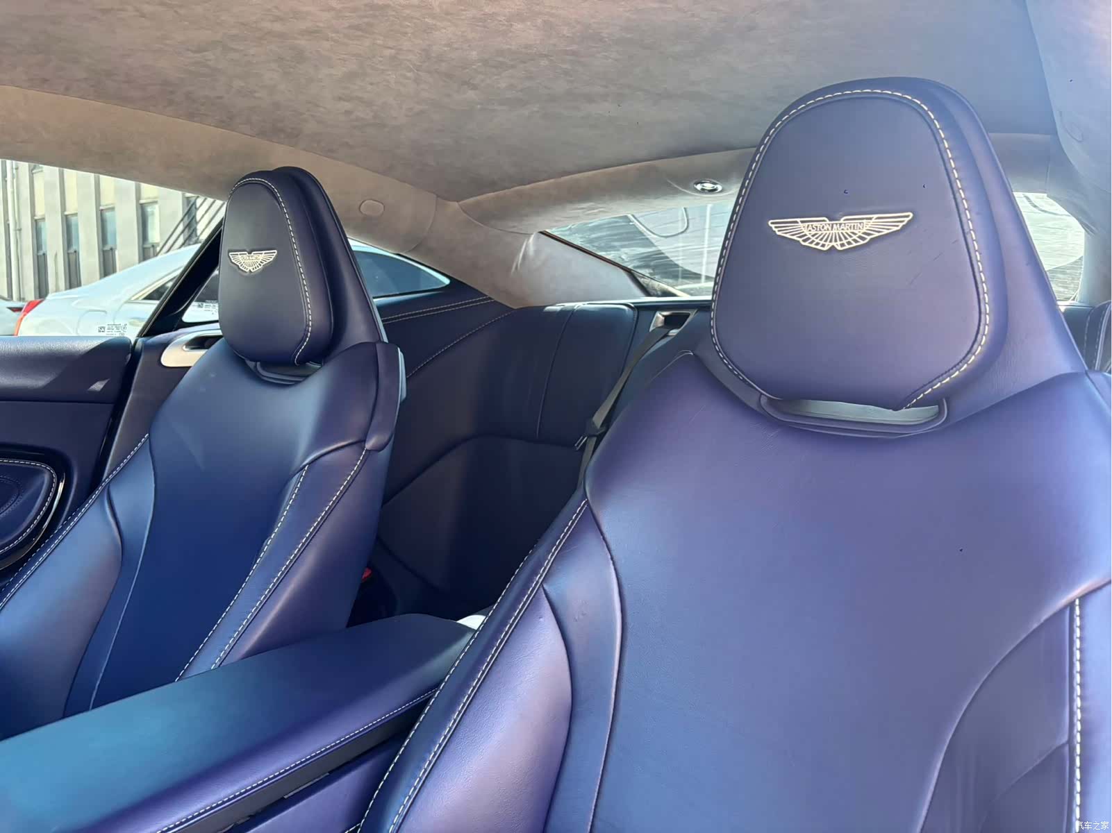 Aston Martin DB11, 2019 9