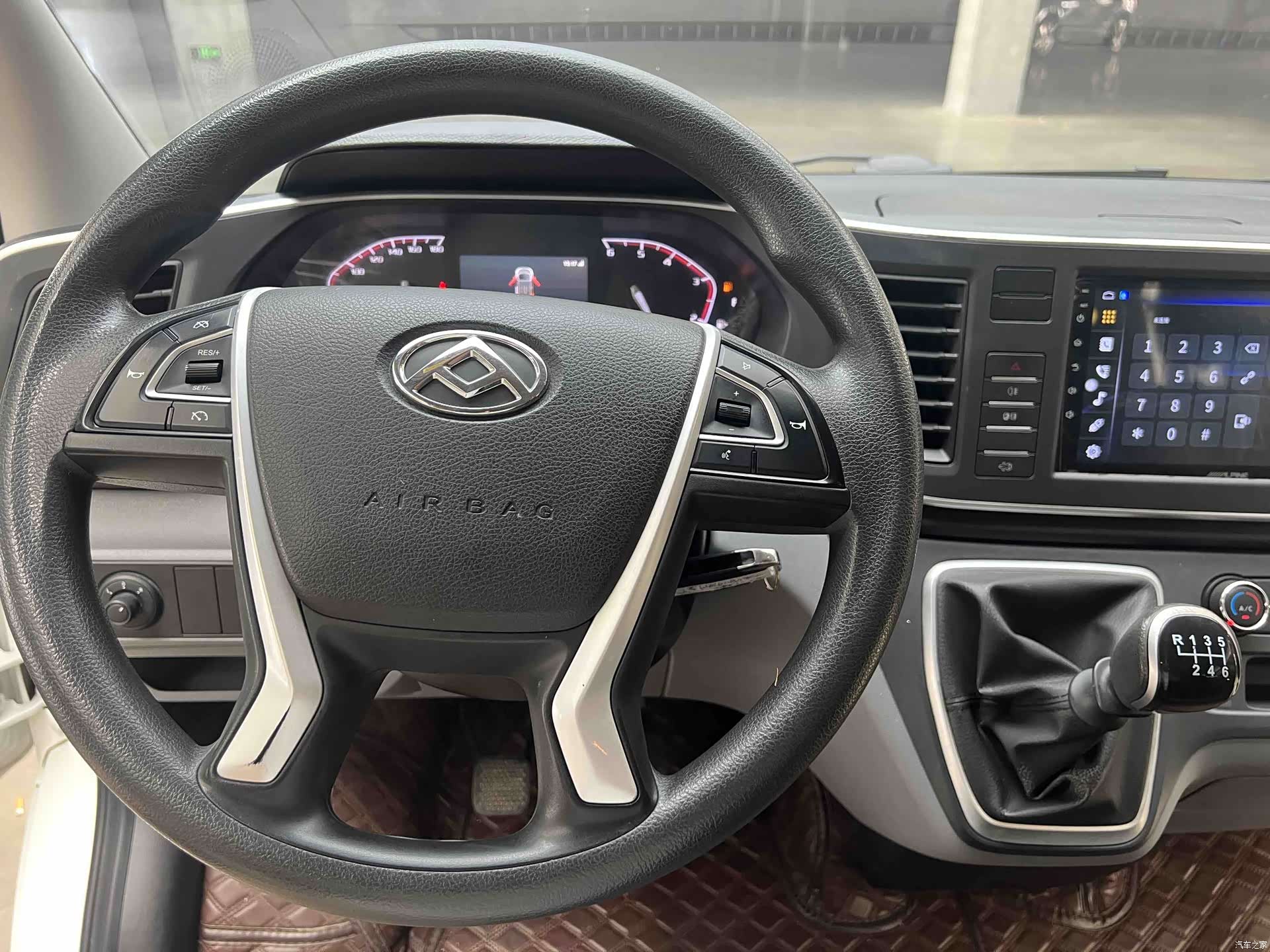 Maxus V80, 2025 13