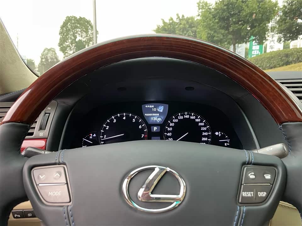 Lexus LS