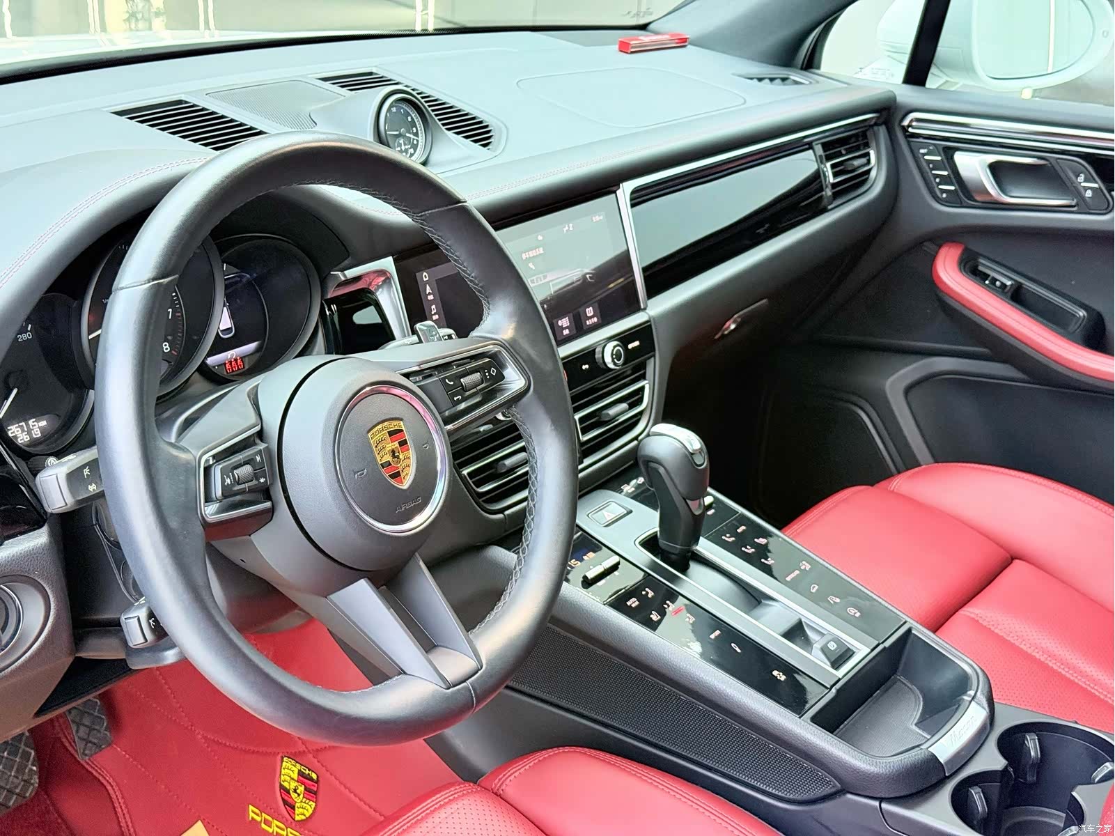 Porsche Macan, 2023 все фото
