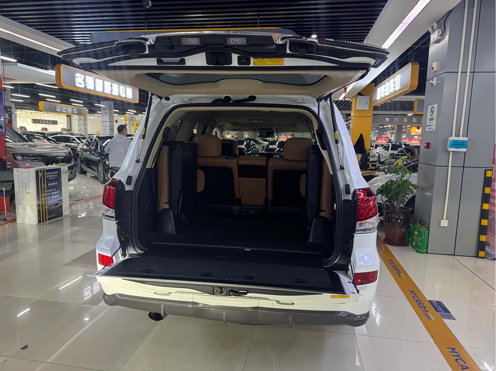 Lexus LX, 2016 8